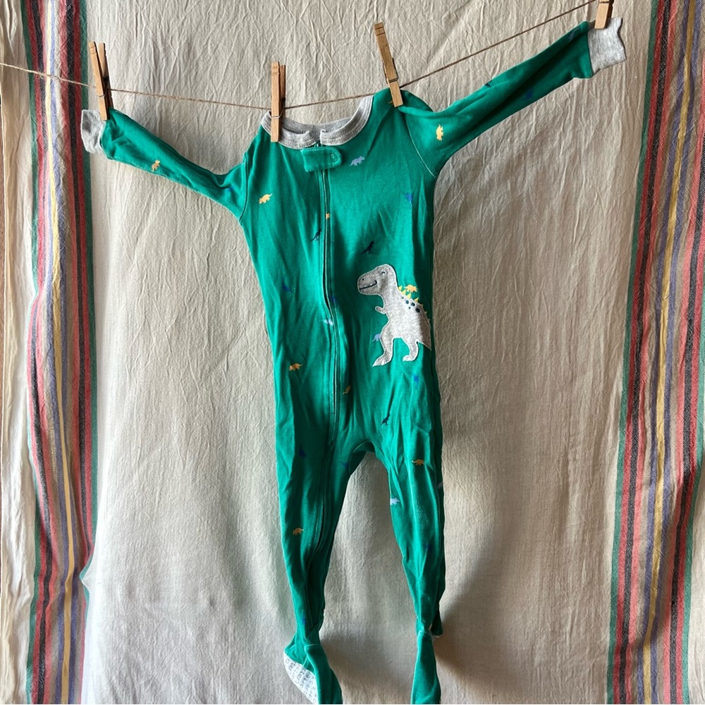 Carter’s Snug Fit 100% Cotton Footie Pajamas. 18m.